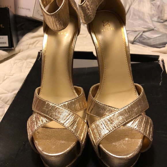 Gold platform Shoe Dazzle shoe - Picture 2 of 3